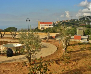 Libanon 2008 - klášterní zahrada (v pozadí vpravo hotel, vlevo moře) 