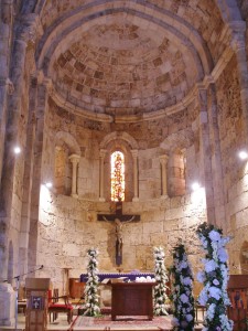 Libanon 2008 - Byblos, vnitřek kostela před archeol. areálem, svatební výzdoba